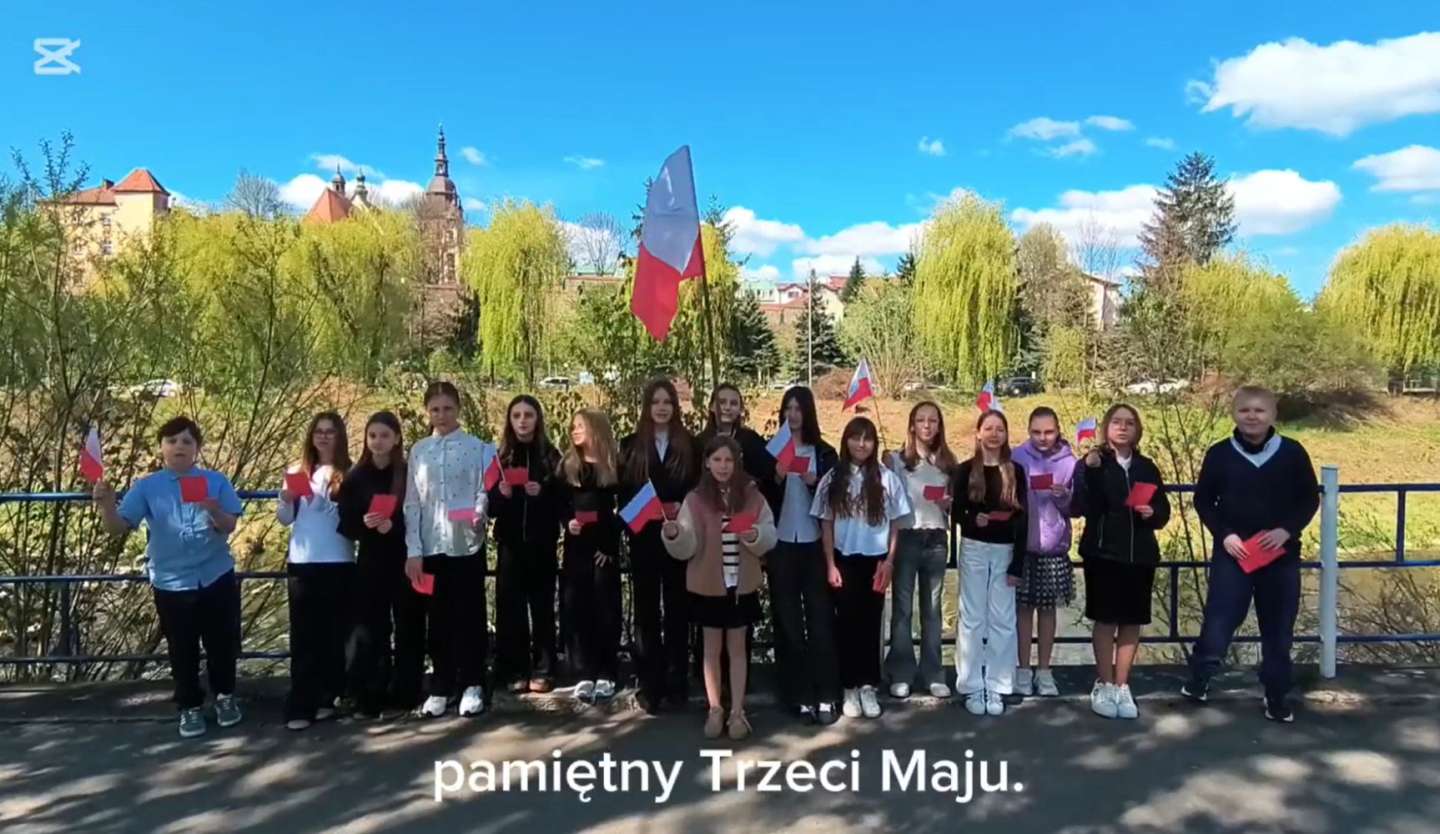 „Witaj, witaj, Majowa Rocznico!” Patriotyczna lekcja języka polskiego w plenerze